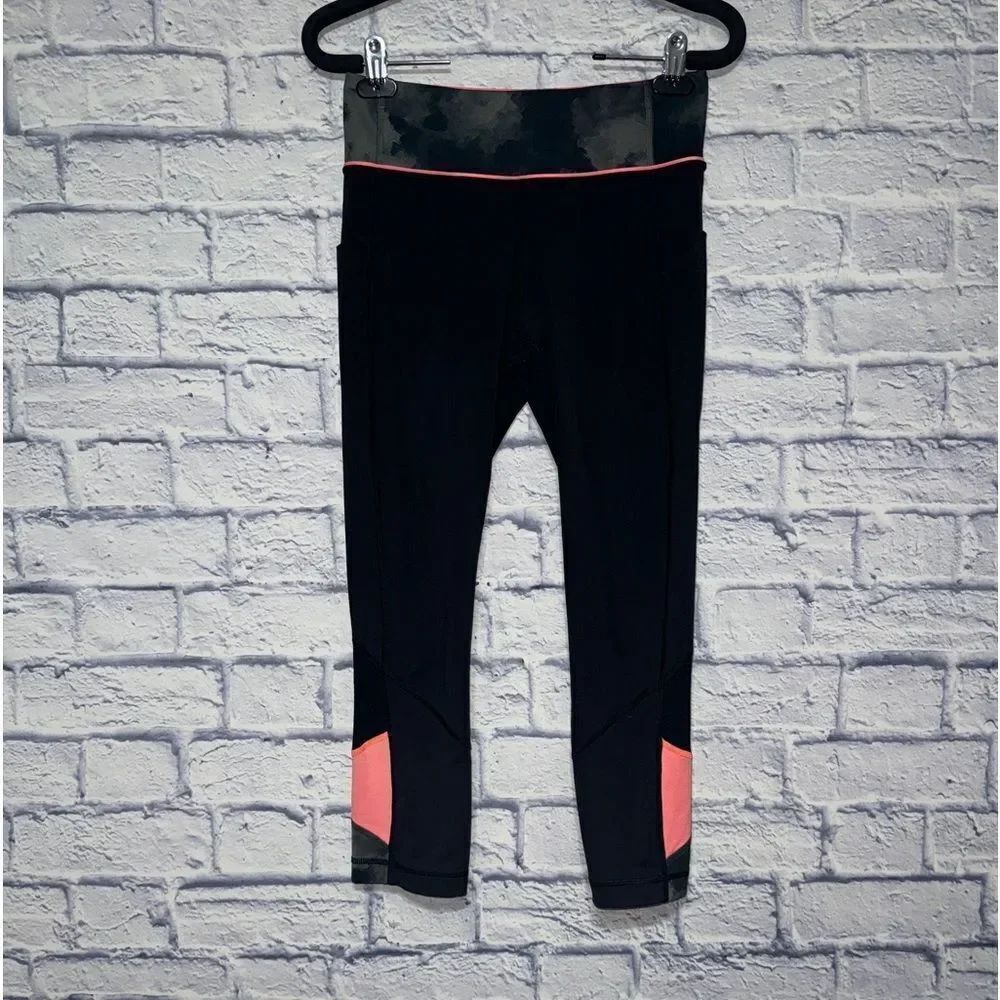 Lululemon Run: Inspire Crop II
Black / Flash Light / Blush Quartz